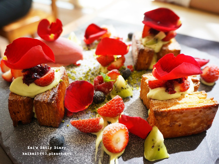【台中小梗甜點咖啡】春季限定草莓千層派。餐盤上的春之油畫 @凱的日本食尚日記