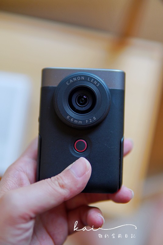 最新Vlog口袋相機「CANON Powershot v10」開箱。自帶腳架、翻轉鏡頭好用嗎？推薦和不推薦的心得老實說