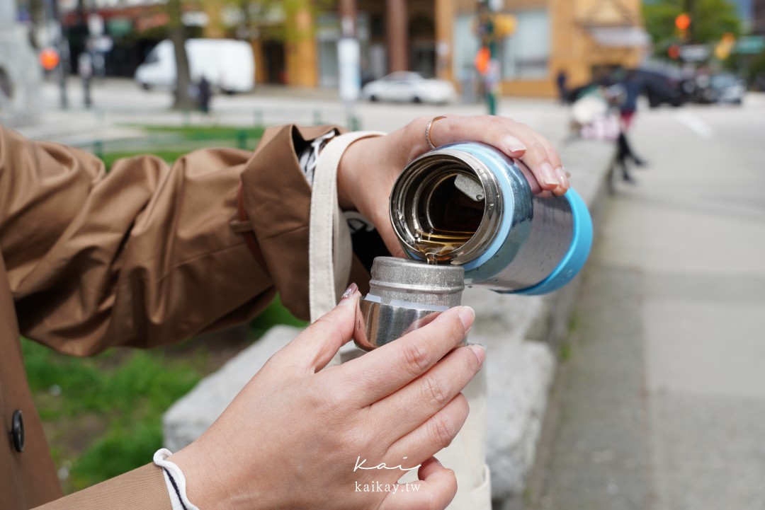 ☆輕巧便攜TiKOBO豪華袋鼠純鈦保溫瓶。杯蓋打開吸管就來 不沾手更衛生，環遊日本、溫哥華、西雅圖超好用