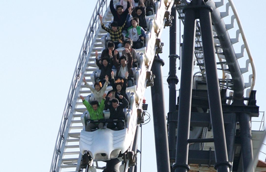 河口湖日本富士急樂園(富士急ハイランド) 金氏世界紀錄的雲霄飛車 叫破喉嚨的絕佳首選！ft.進擊的巨人更新