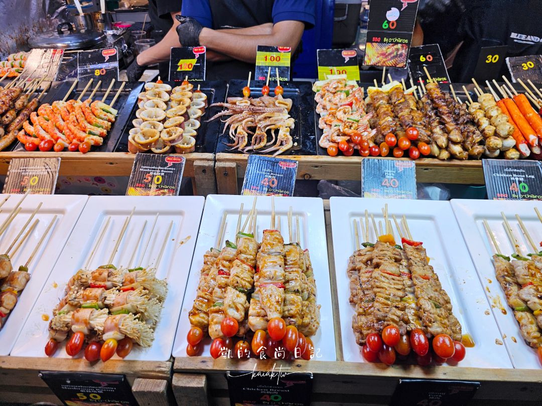 夭壽辣！曼谷最強「辣妹夜市」帕蓬夜市。好吃好逛好買，鱷魚肉、鋼管、泰拳秀超刺激