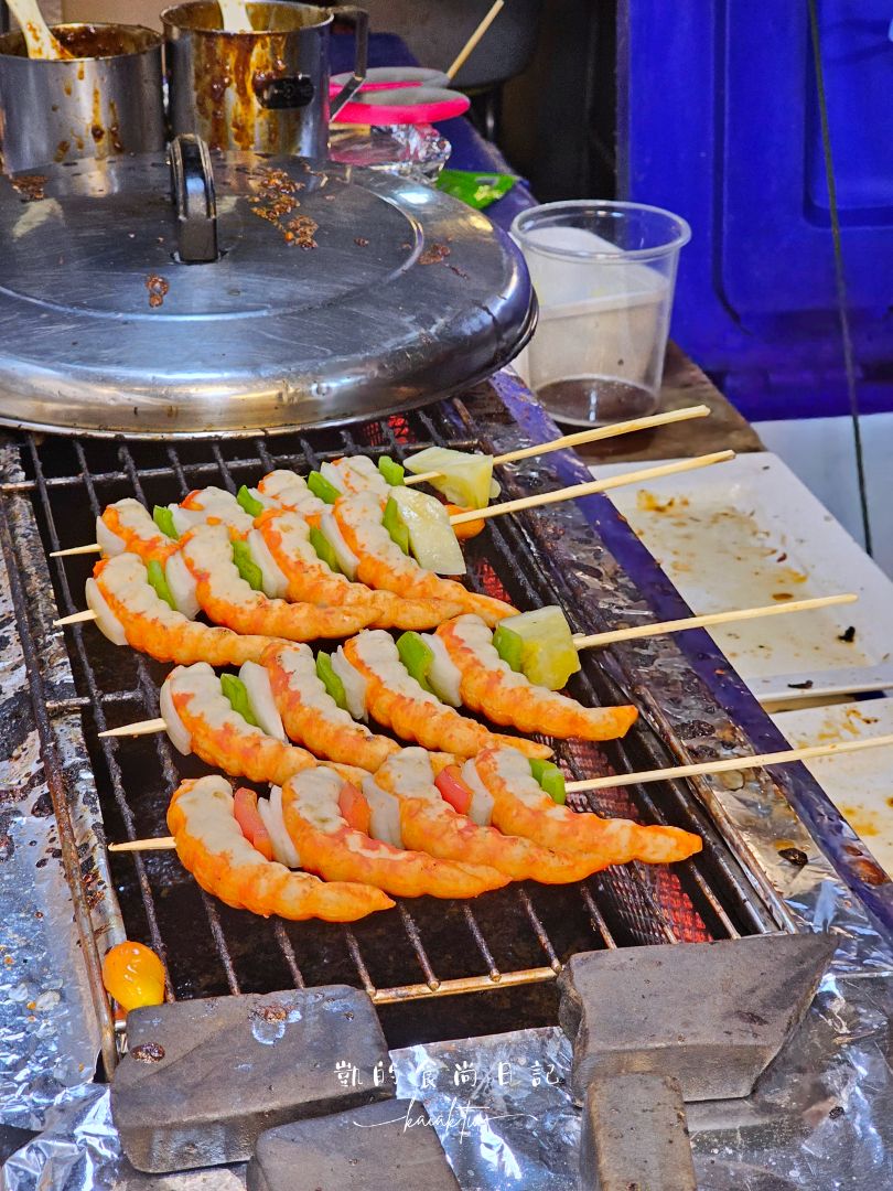 夭壽辣！曼谷最強「辣妹夜市」帕蓬夜市。好吃好逛好買，鱷魚肉、鋼管、泰拳秀超刺激