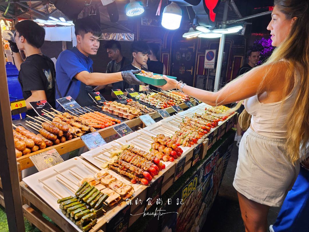 夭壽辣！曼谷最強「辣妹夜市」帕蓬夜市。好吃好逛好買，鱷魚肉、鋼管、泰拳秀超刺激