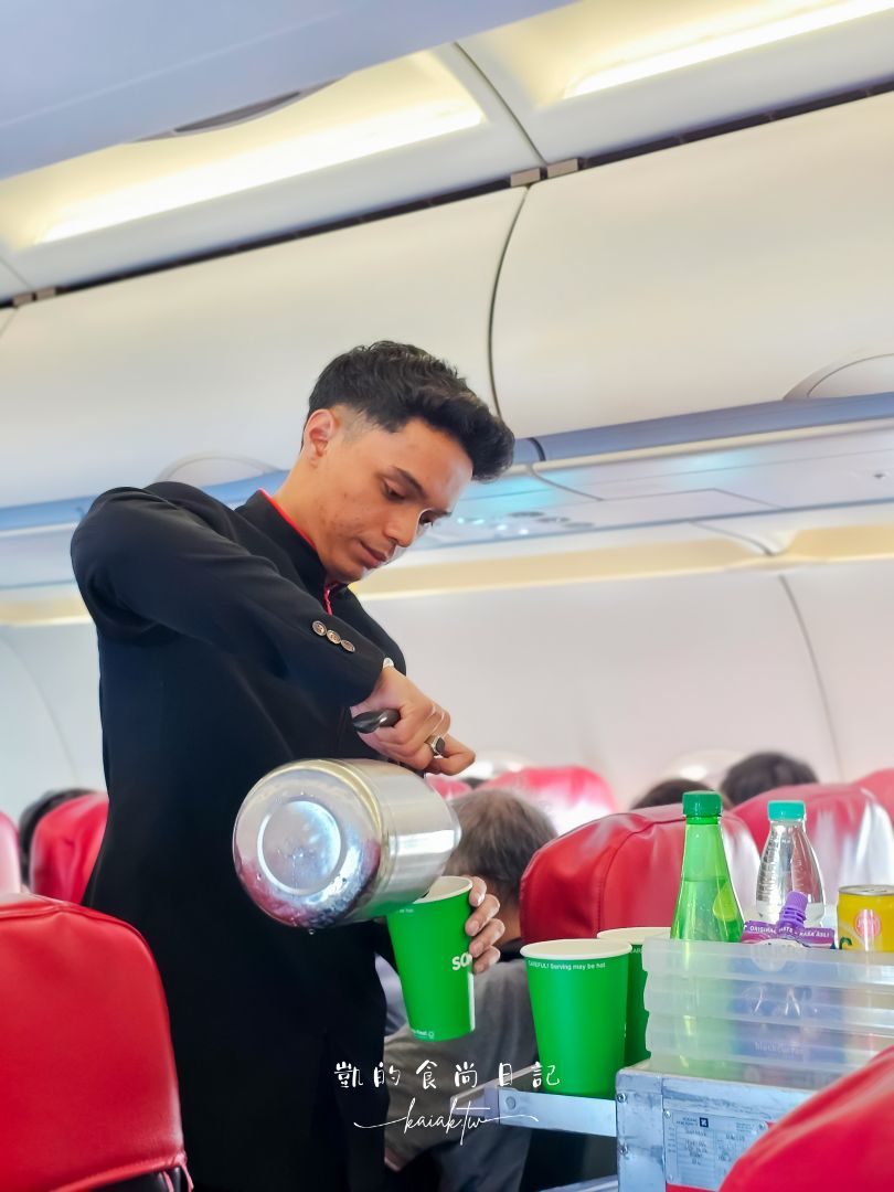 台北飛沙巴第一選擇！亞航AirAsia沙巴亞庇天天直飛。資深會員大推機上餐點、亞航限定商品開箱