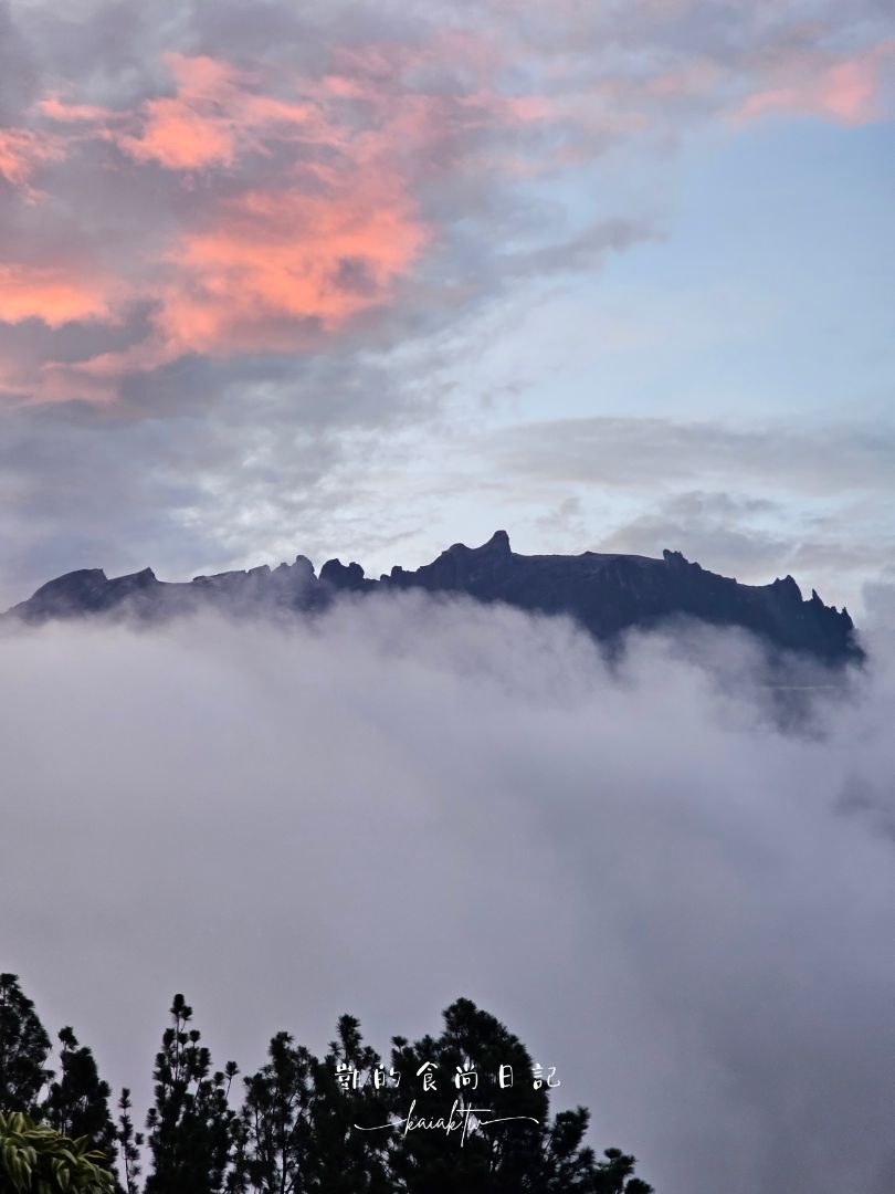 沙巴神山飯店Perkasa Hotel Mt Kinabalu。一開窗就看到神山的基納巴盧山佩卡薩酒店