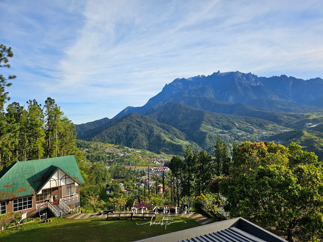 沙巴神山飯店Perkasa Hotel Mt Kinabalu。一開窗就看到神山的基納巴盧山佩卡薩酒店