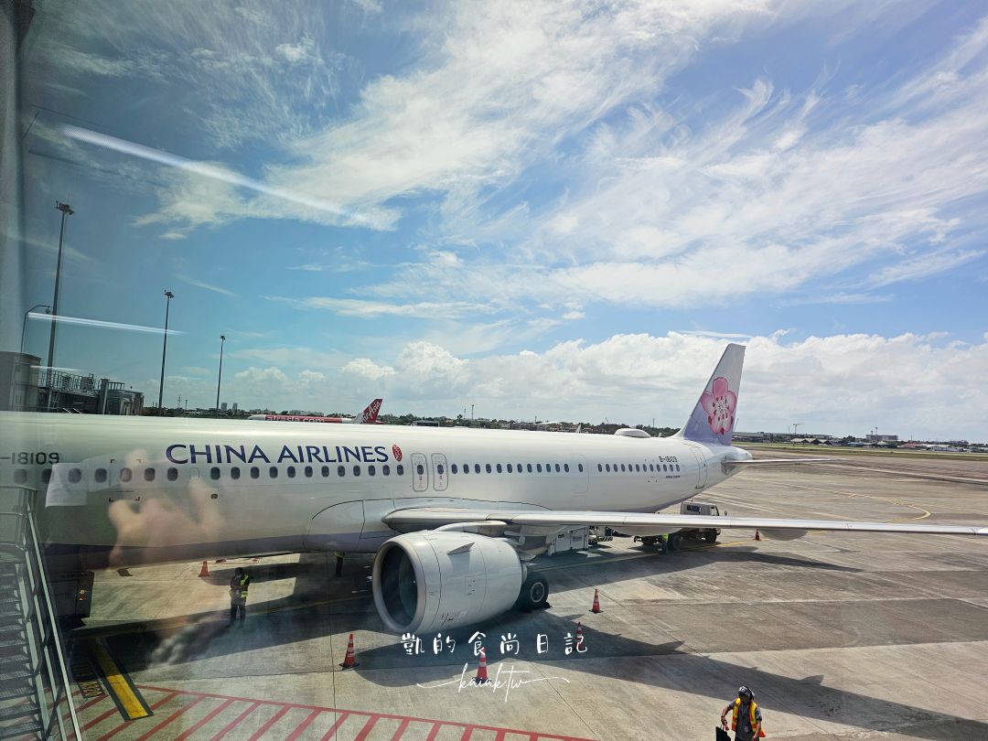 盤點華航機上3款聯名飲料：手標泰奶、金色三麥、五桐號。別搞錯班機，只有這幾個航線喝的到喔