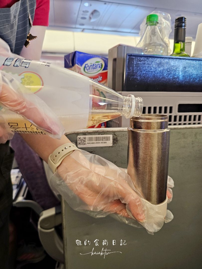 盤點華航機上3款聯名飲料:手標泰奶、金色三麥、五桐號。別搞錯班機,只有這幾個航線喝的到喔 盤點華航機上3款聯名飲料:手標泰奶、金色三麥、五桐號。別搞錯班機,只有這幾個航線喝的到喔