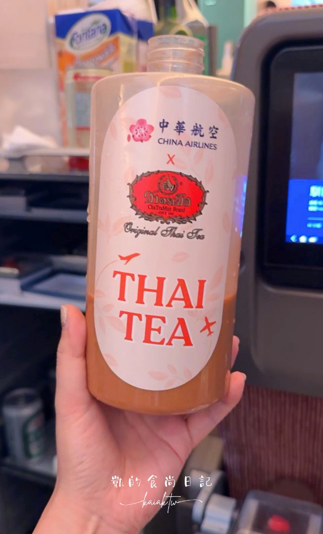 盤點華航機上3款聯名飲料：手標泰奶、金色三麥、五桐號。別搞錯班機，只有這幾個航線喝的到喔