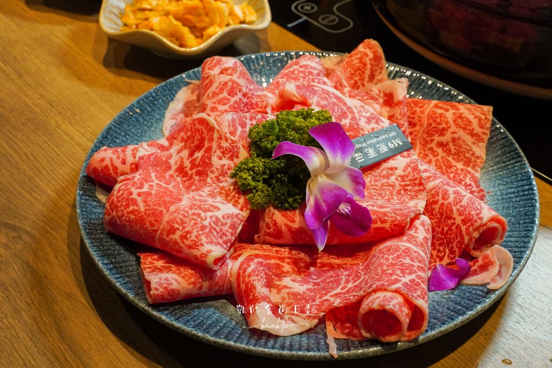 新開幕!!君曜雞湯-信義區精品級黃金雞湯火鍋。頂級花膠、活龍蝦紅蟳、A5和牛補上加補。信義區聚餐、慶生、尾牙包廂推薦