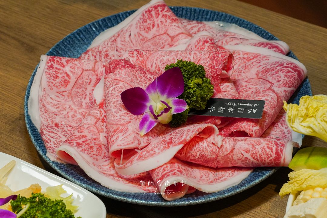 新開幕!!君曜雞湯-信義區精品級黃金雞湯火鍋。頂級花膠、活龍蝦紅蟳、A5和牛補上加補。信義區聚餐、慶生、尾牙包廂推薦