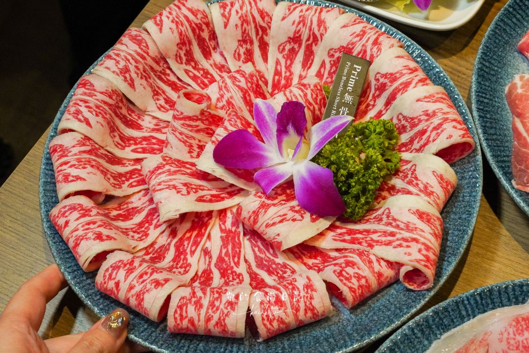 新開幕!!君曜雞湯-信義區精品級黃金雞湯火鍋。頂級花膠、活龍蝦紅蟳、A5和牛補上加補。信義區聚餐、慶生、尾牙包廂推薦