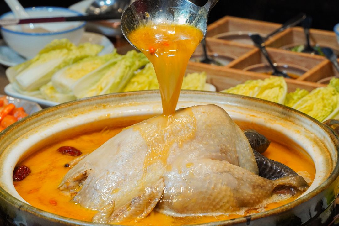 新開幕!!君曜雞湯-信義區精品級黃金雞湯火鍋。頂級花膠、活龍蝦紅蟳、A5和牛補上加補。信義區聚餐、慶生、尾牙包廂推薦