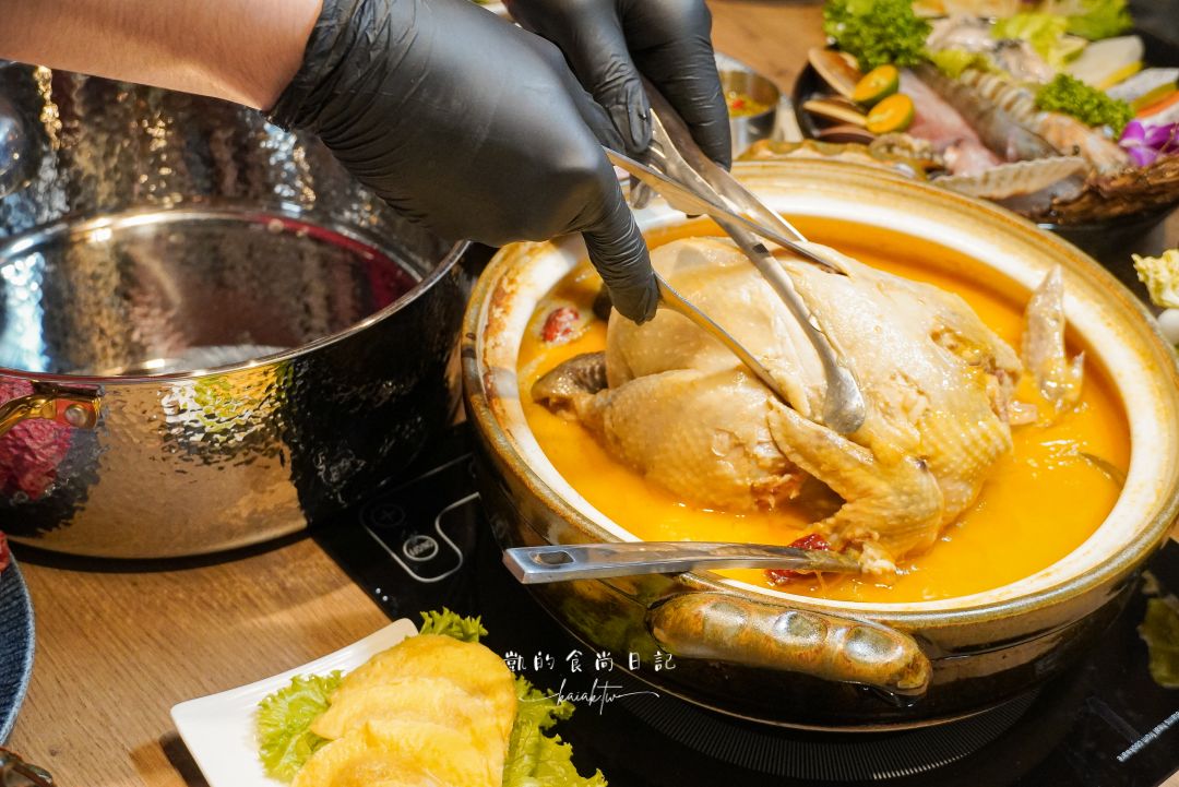 新開幕!!君曜雞湯-信義區精品級黃金雞湯火鍋。頂級花膠、活龍蝦紅蟳、A5和牛補上加補。信義區聚餐、慶生、尾牙包廂推薦