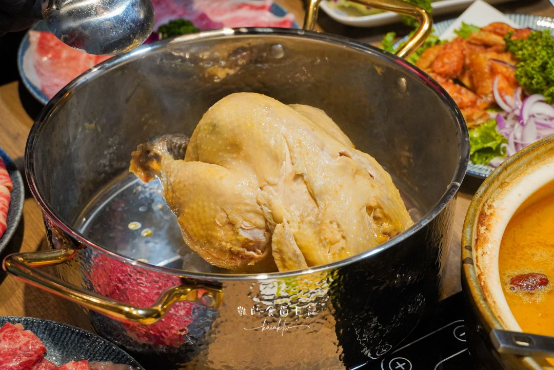 新開幕!!君曜雞湯-信義區精品級黃金雞湯火鍋。頂級花膠、活龍蝦紅蟳、A5和牛補上加補。信義區聚餐、慶生、尾牙包廂推薦