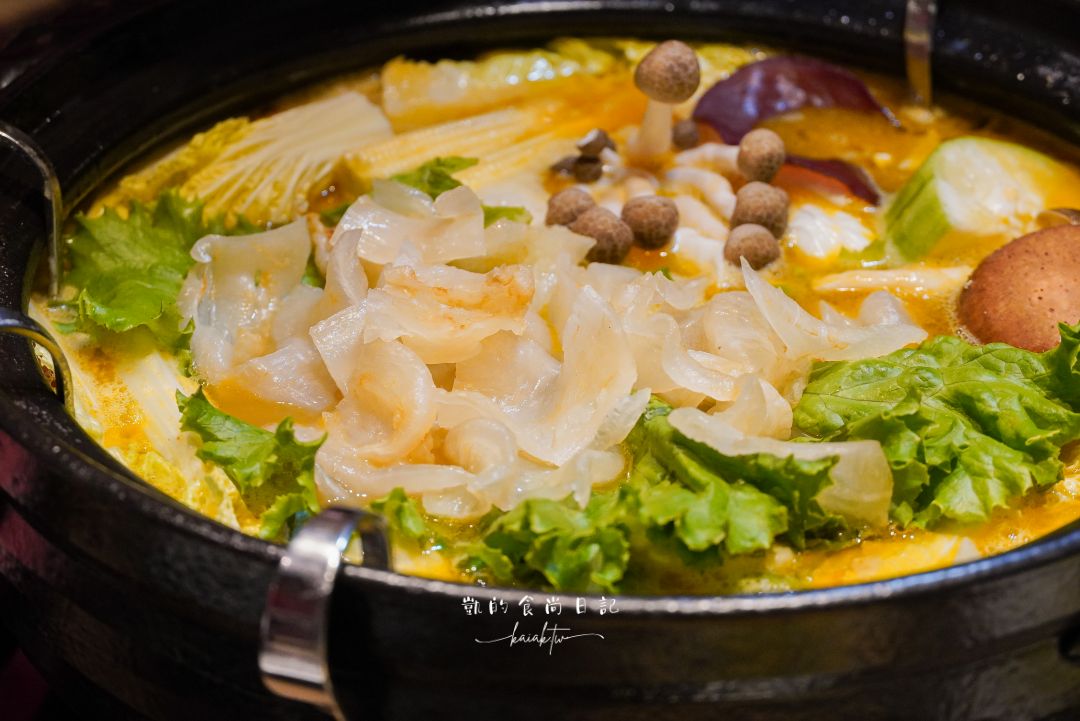 新開幕!!君曜雞湯-信義區精品級黃金雞湯火鍋。頂級花膠、活龍蝦紅蟳、A5和牛補上加補。信義區聚餐、慶生、尾牙包廂推薦