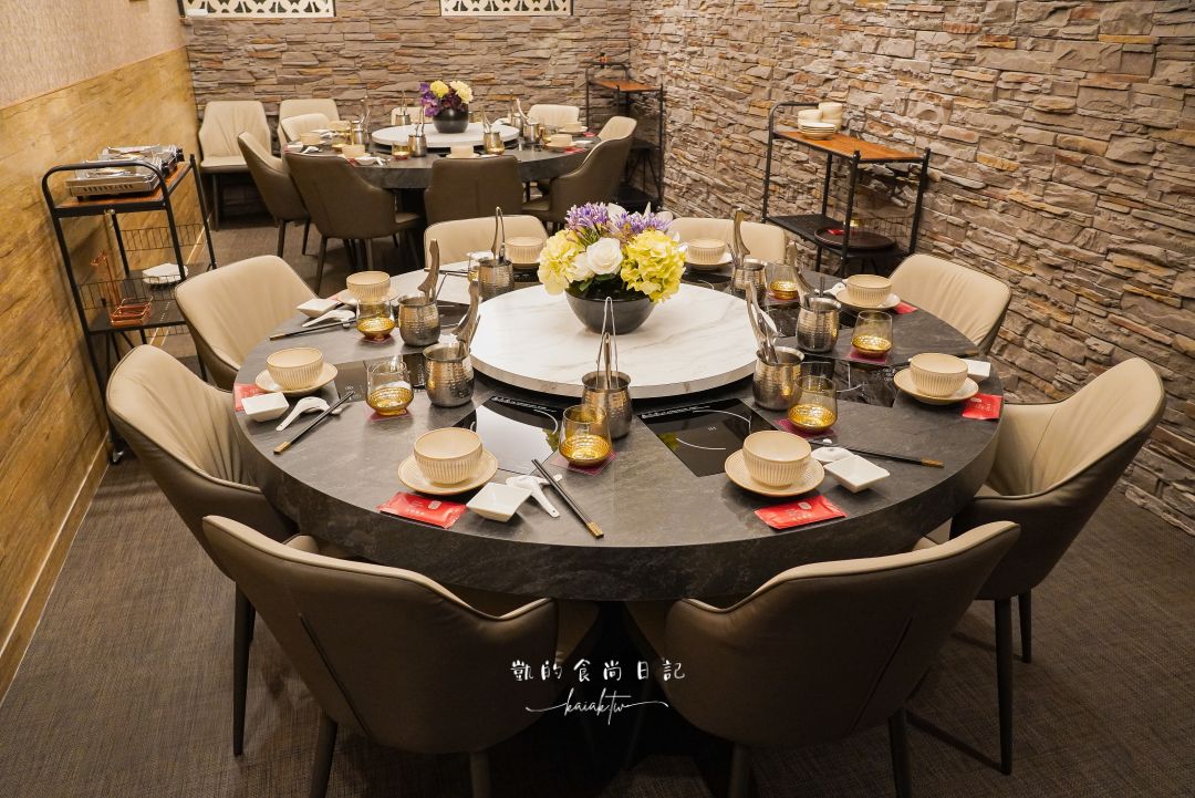 新開幕!!君曜雞湯-信義區精品級黃金雞湯火鍋。頂級花膠、活龍蝦紅蟳、A5和牛補上加補。信義區聚餐、慶生、尾牙包廂推薦