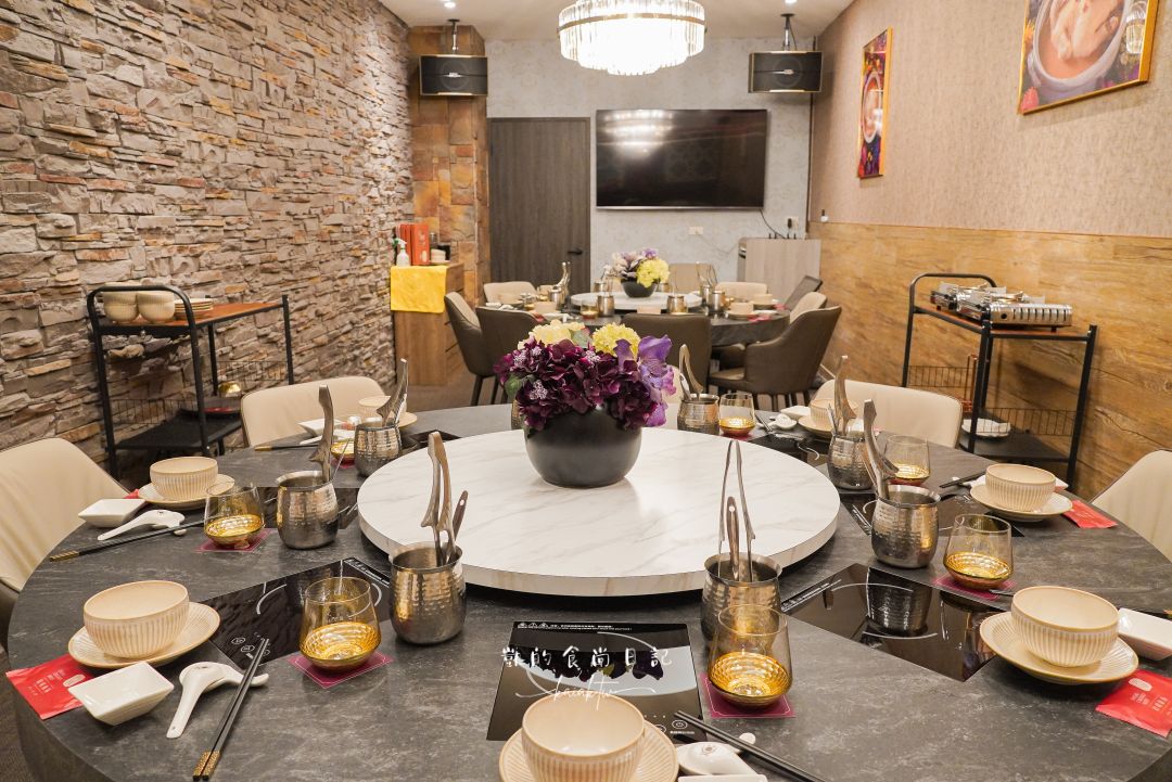 新開幕!!君曜雞湯-信義區精品級黃金雞湯火鍋。頂級花膠、活龍蝦紅蟳、A5和牛補上加補。信義區聚餐、慶生、尾牙包廂推薦