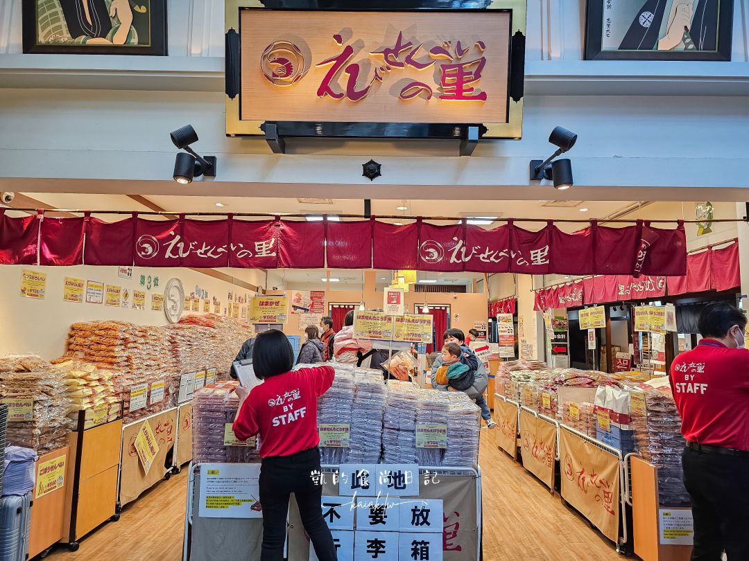 名古屋中部國際機場。空姐必買蝦餅伴手禮、必吃美食豬排、手羽先、燒肉、鰻魚飯美食總整理！邊看飛機邊泡溫泉「風の湯」也別錯過