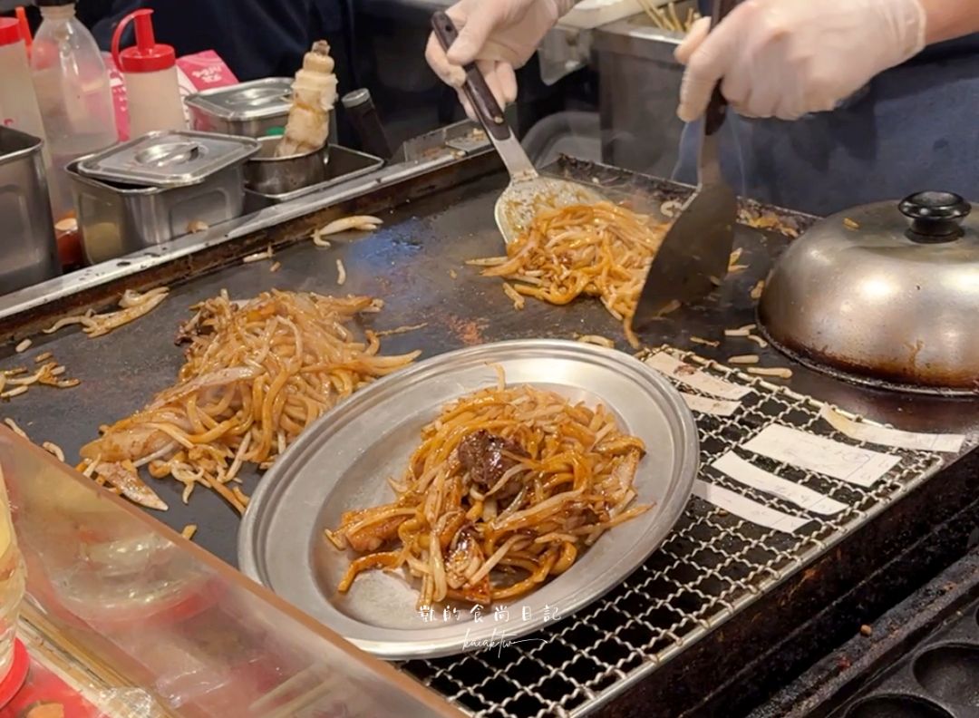 札幌狸小路推薦美食！タコとハイボール 狸小路二丁目店。章魚燒、炒麵居酒屋 在地人都愛來喝一杯生意超好