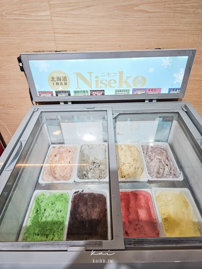 桃園美食燒肉道。還以為來到迴轉壽司，沒想到是軌道式送餐吃到飽燒肉