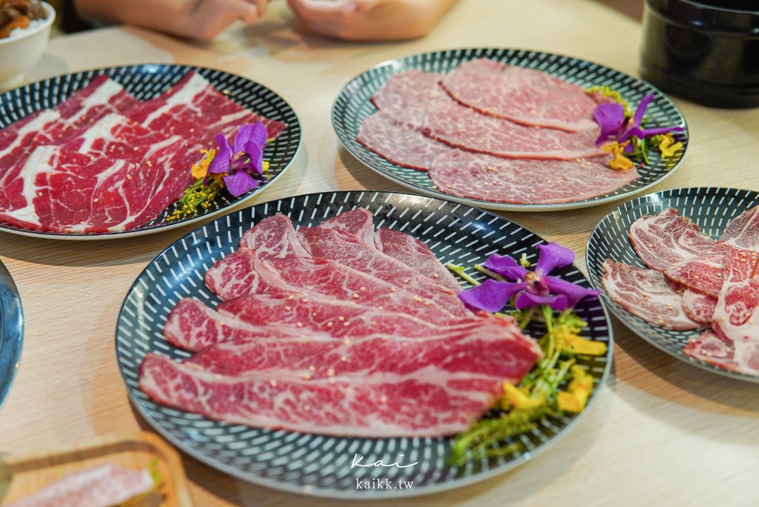桃園美食燒肉道。還以為來到迴轉壽司，沒想到是軌道式送餐吃到飽燒肉