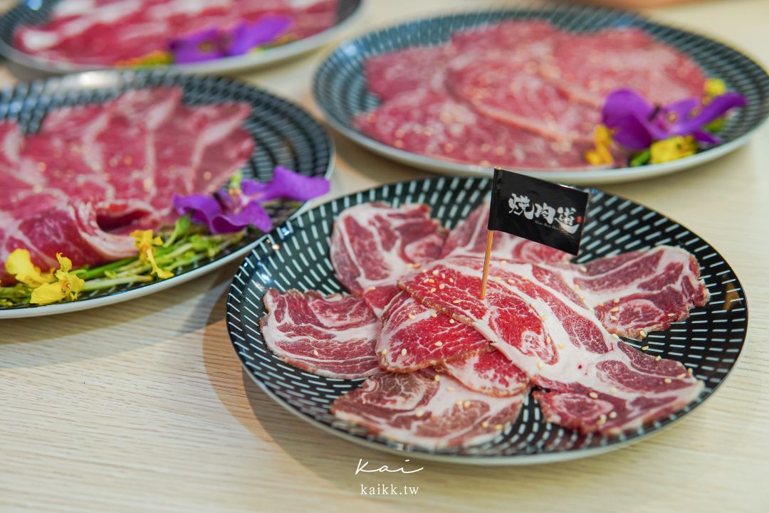 桃園美食燒肉道。還以為來到迴轉壽司，沒想到是軌道式送餐吃到飽燒肉