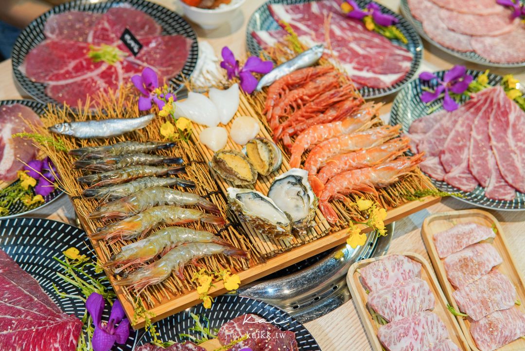 桃園美食燒肉道。還以為來到迴轉壽司，沒想到是軌道式送餐吃到飽燒肉