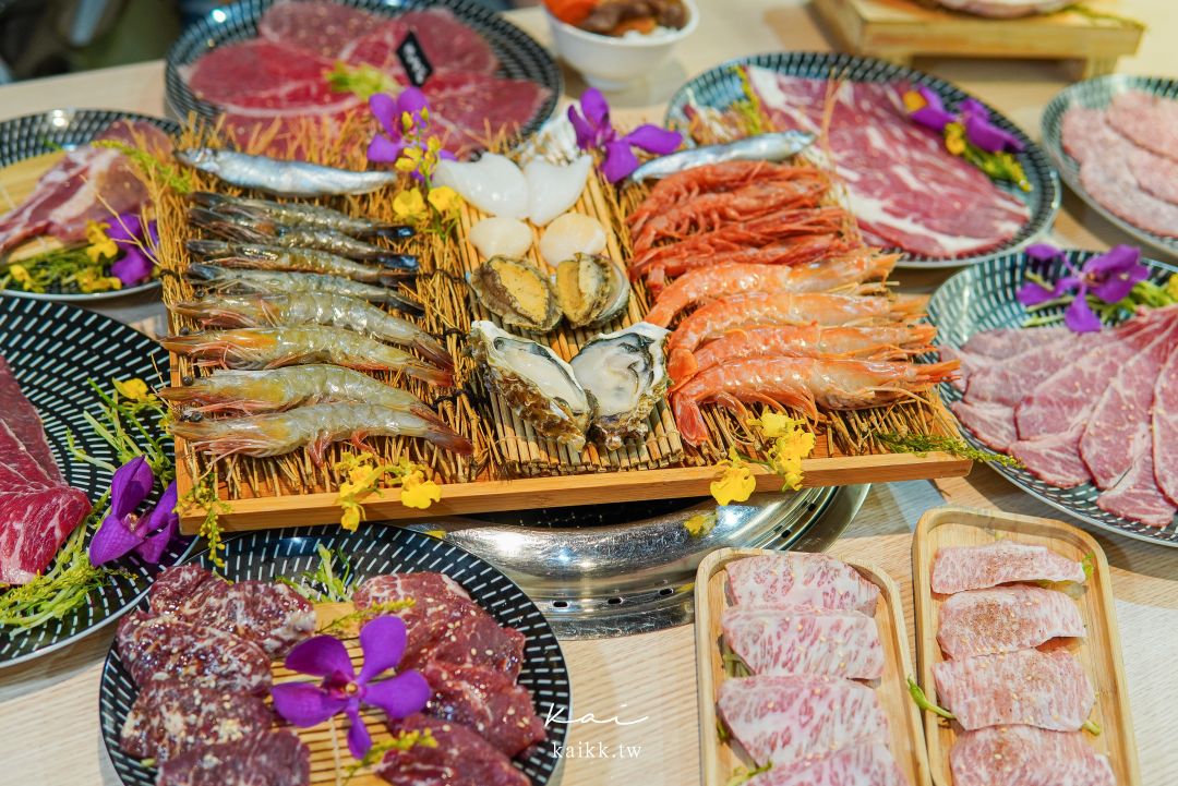 桃園美食燒肉道。還以為來到迴轉壽司，沒想到是軌道式送餐吃到飽燒肉