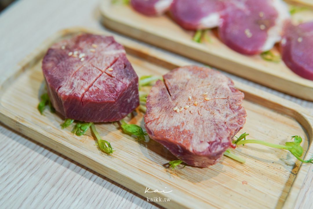 桃園美食燒肉道。還以為來到迴轉壽司，沒想到是軌道式送餐吃到飽燒肉