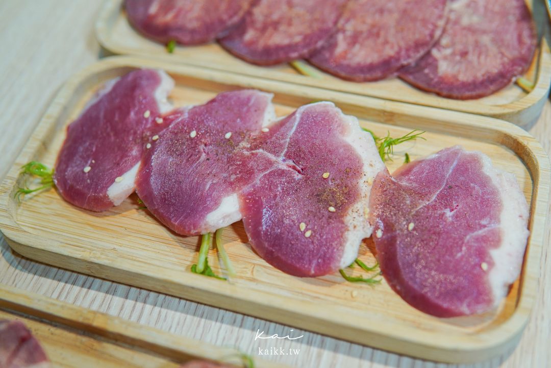 桃園美食燒肉道。還以為來到迴轉壽司，沒想到是軌道式送餐吃到飽燒肉