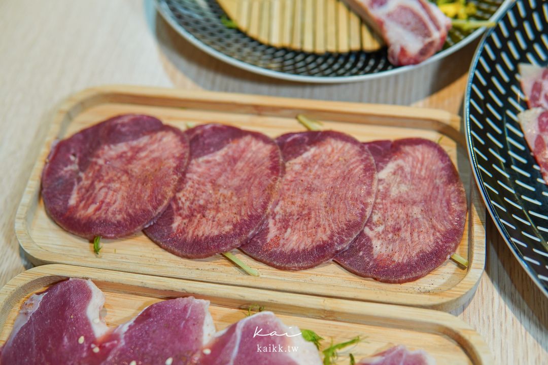 桃園美食燒肉道。還以為來到迴轉壽司，沒想到是軌道式送餐吃到飽燒肉