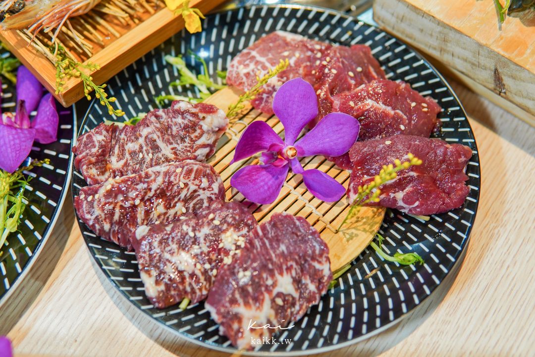 桃園美食燒肉道。還以為來到迴轉壽司，沒想到是軌道式送餐吃到飽燒肉