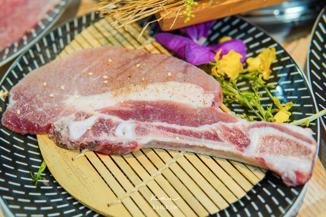 桃園美食燒肉道。還以為來到迴轉壽司，沒想到是軌道式送餐吃到飽燒肉