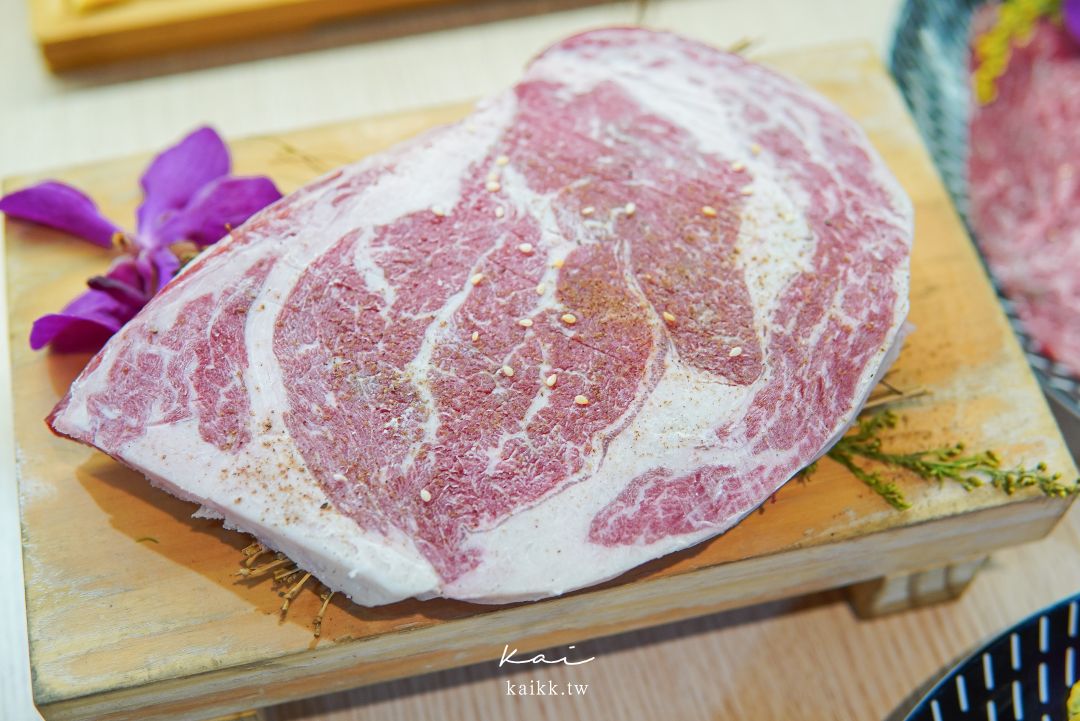 桃園美食燒肉道。還以為來到迴轉壽司，沒想到是軌道式送餐吃到飽燒肉