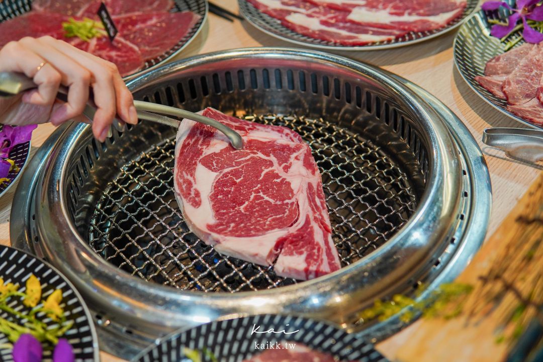 桃園美食燒肉道。還以為來到迴轉壽司，沒想到是軌道式送餐吃到飽燒肉