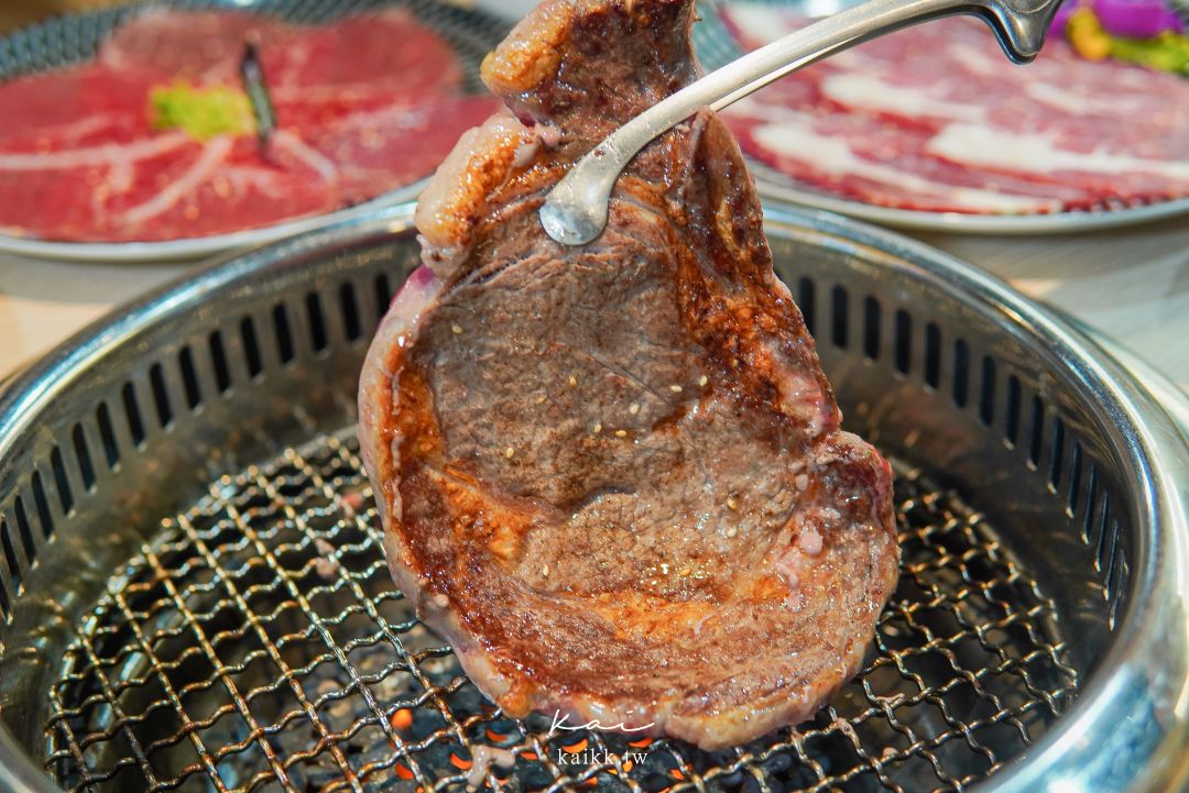桃園美食燒肉道。還以為來到迴轉壽司，沒想到是軌道式送餐吃到飽燒肉