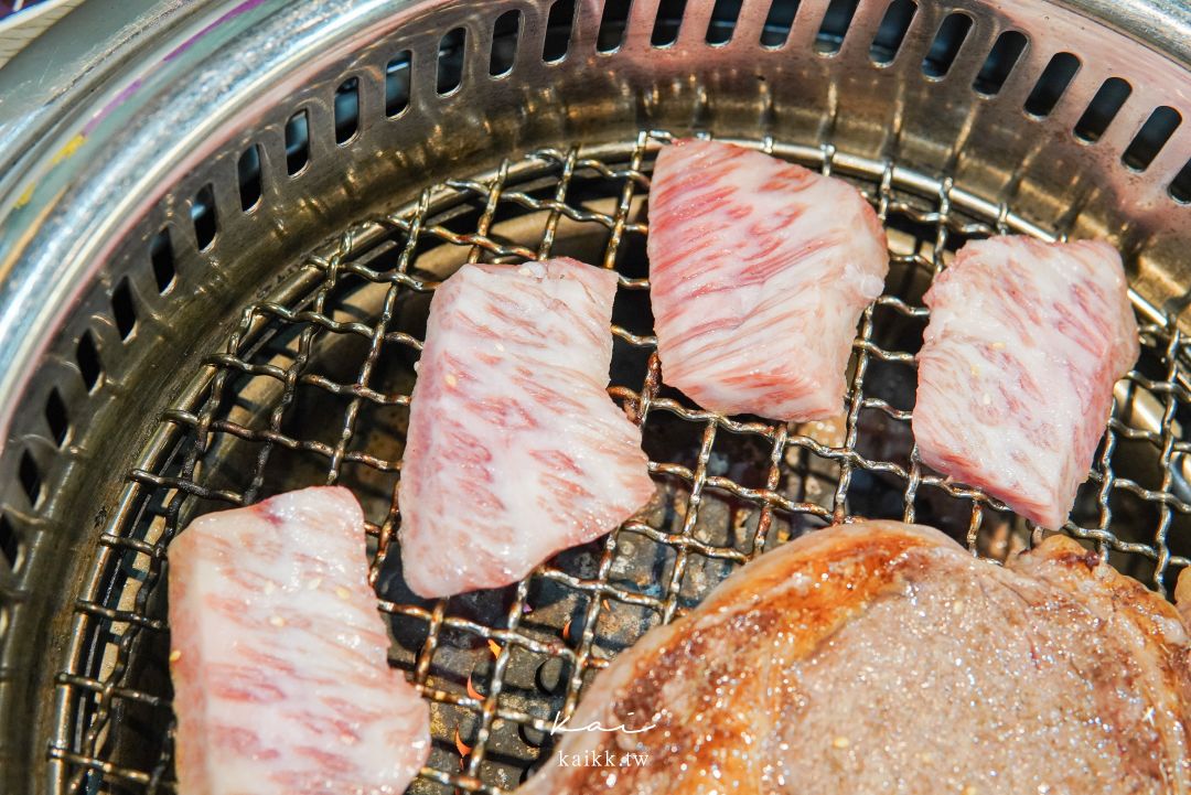 桃園美食燒肉道。還以為來到迴轉壽司，沒想到是軌道式送餐吃到飽燒肉