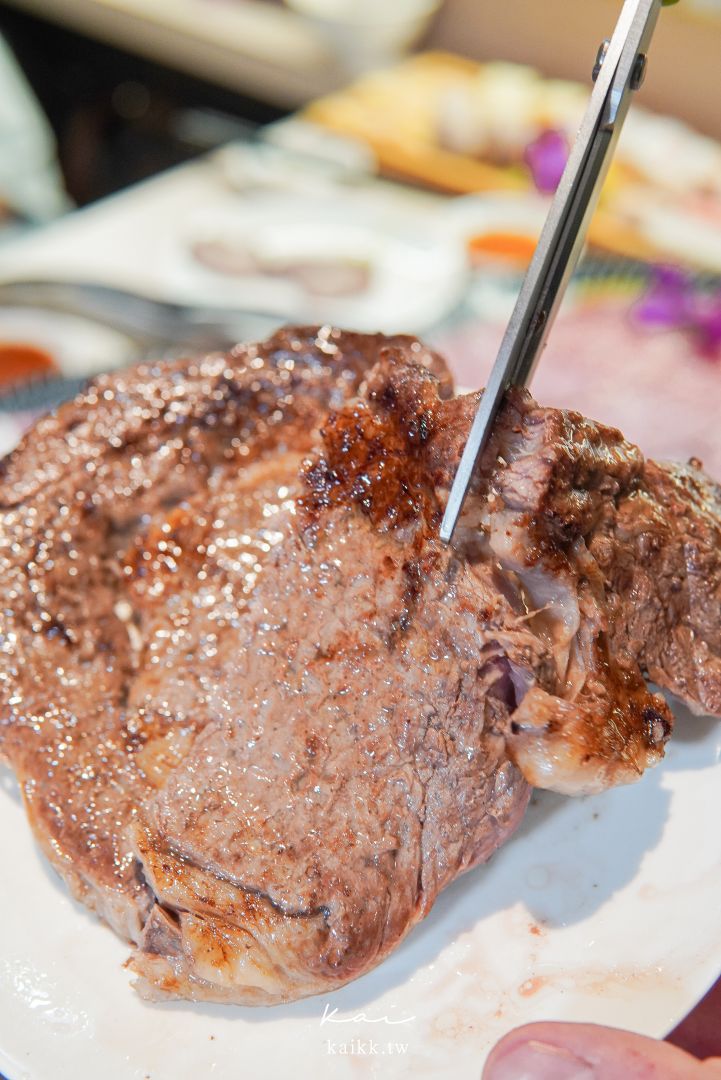 桃園美食燒肉道。還以為來到迴轉壽司，沒想到是軌道式送餐吃到飽燒肉