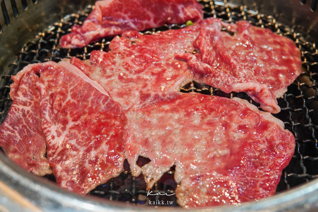桃園美食燒肉道。還以為來到迴轉壽司，沒想到是軌道式送餐吃到飽燒肉