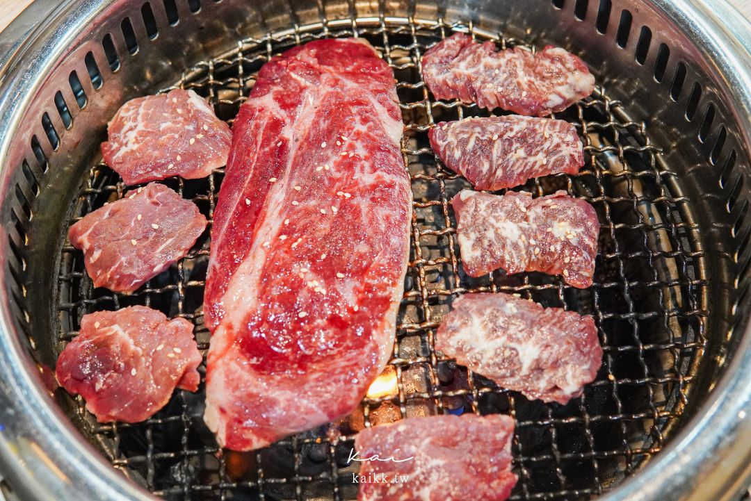 桃園美食燒肉道。還以為來到迴轉壽司，沒想到是軌道式送餐吃到飽燒肉