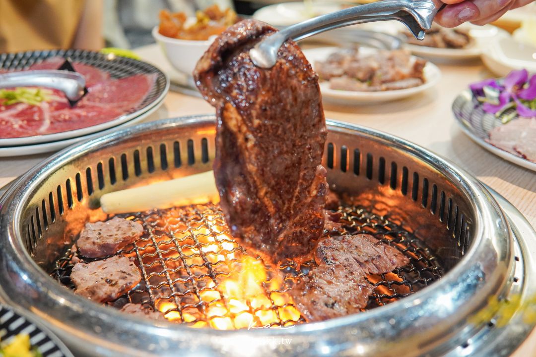 桃園美食燒肉道。還以為來到迴轉壽司，沒想到是軌道式送餐吃到飽燒肉
