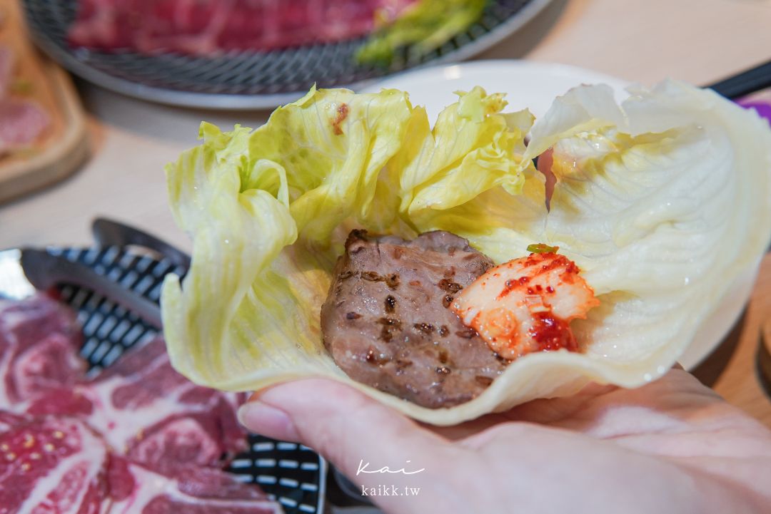 桃園美食燒肉道。還以為來到迴轉壽司，沒想到是軌道式送餐吃到飽燒肉