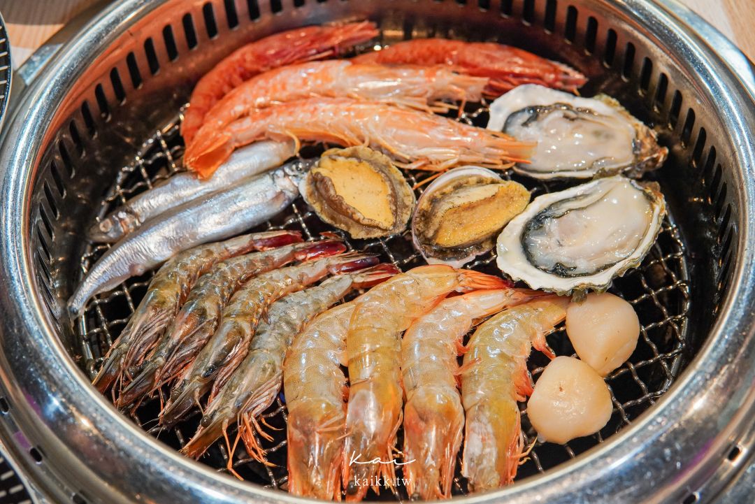 桃園美食燒肉道。還以為來到迴轉壽司，沒想到是軌道式送餐吃到飽燒肉