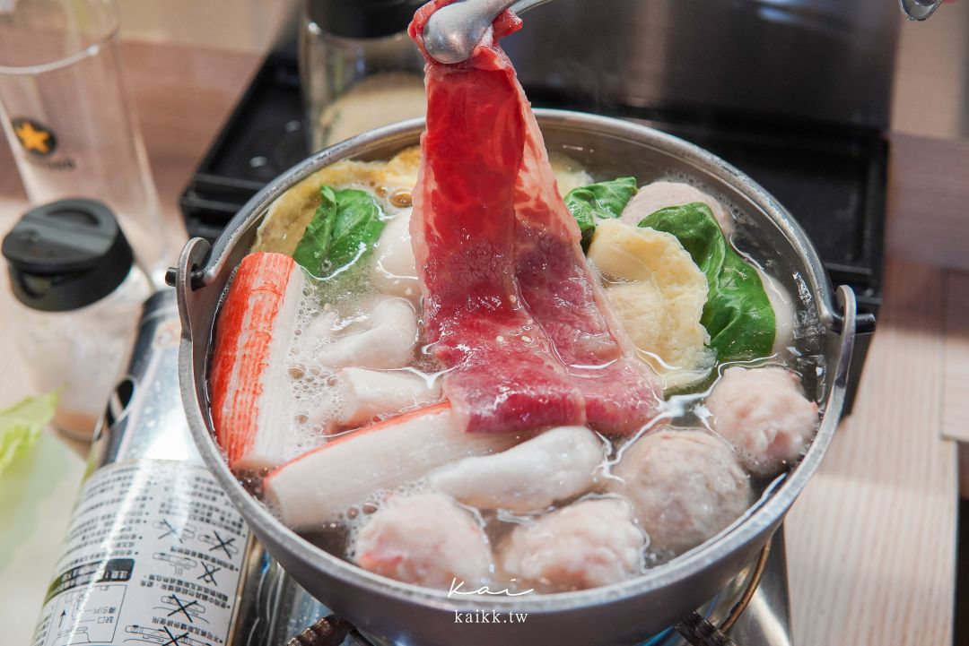 桃園美食燒肉道。還以為來到迴轉壽司，沒想到是軌道式送餐吃到飽燒肉