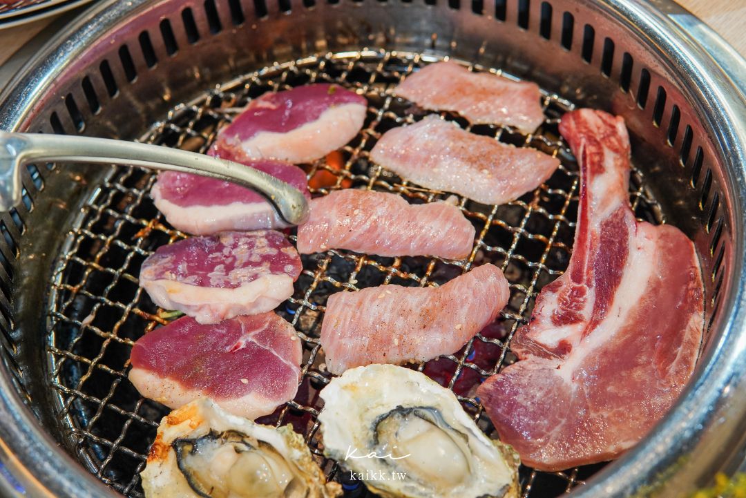 桃園美食燒肉道。還以為來到迴轉壽司，沒想到是軌道式送餐吃到飽燒肉