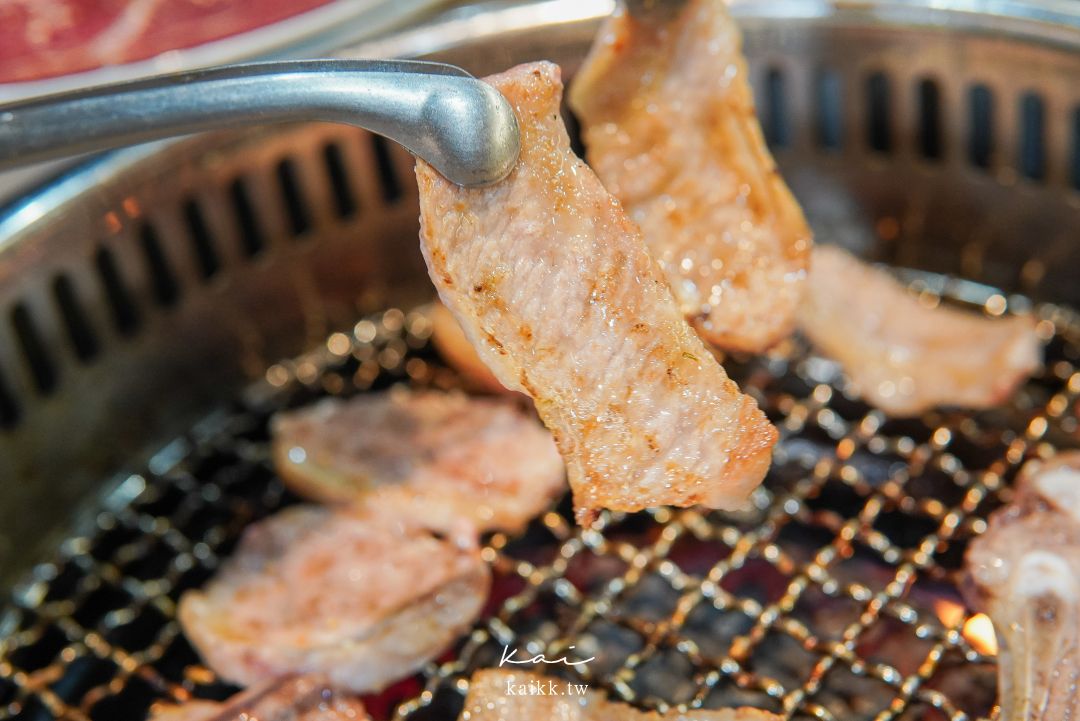 桃園美食燒肉道。還以為來到迴轉壽司，沒想到是軌道式送餐吃到飽燒肉