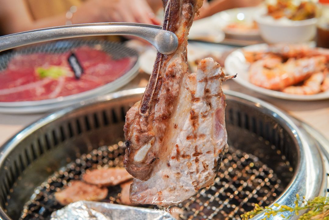 桃園美食燒肉道。還以為來到迴轉壽司，沒想到是軌道式送餐吃到飽燒肉
