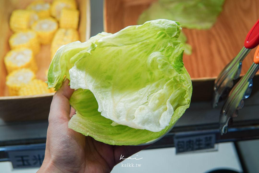 桃園美食燒肉道。還以為來到迴轉壽司，沒想到是軌道式送餐吃到飽燒肉