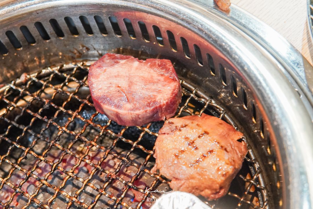 桃園美食燒肉道。還以為來到迴轉壽司，沒想到是軌道式送餐吃到飽燒肉